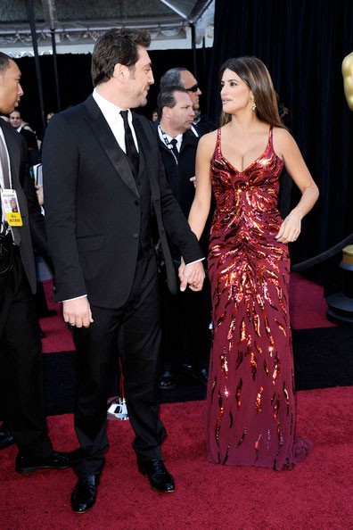 Penelope Cruz diện chiếc váy màu rượu vang đỏ của L'Wren Scott, được trang trí họa tiết lấp lánh. Tuy nhiên, bộ váy này bị các chuyên gia cho là hợp với đi diễn kịch hơn là bước lên thảm đỏ.