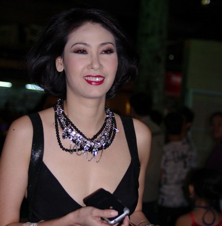 Hoa hậu Hà Kiều Anh trang điểm quá đậm và hình như còn dính cả son vào răng. Ảnh: Eva.