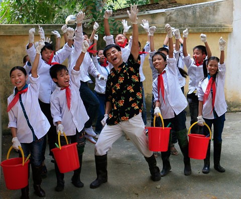 Tuy nhiên, anh cũng bật mí người tư vấn cho anh mặc áo hoa không phải là một nhà thiết kế nổi tiếng nào, mà chính là… “người yêu” – là bà xã bây giờ của anh. Xem thêm: Những kiểu tóc làm nên danh hài Vân Dung/ Thời trang cực độc của "đào thế" Vân Dung / Linh Nga đúng là...phù thủy/ Bất ngờ trước "nhan sắc không tuổi" của Giáng My/ Mặc vest đẹp như MC Phan Anh/ "Hoảng hồn" với những hình ảnh kinh dị của Ngô Thanh Vân