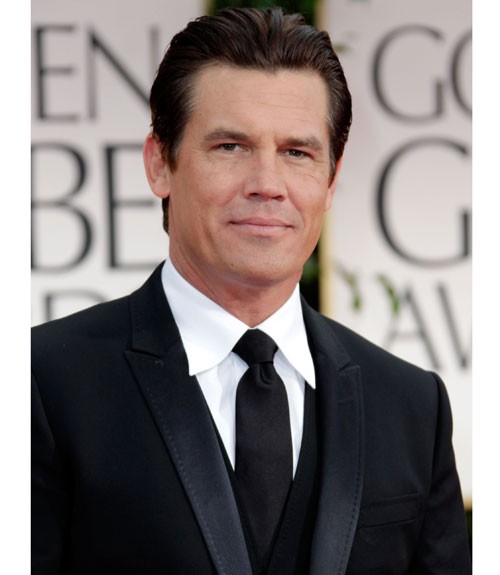 10. Cà vạt đẹp nhất: Josh Brolin Chiếc tuxedo sẽ rất hoàn hảo khi đeo thêm cà vạt. Nhưng trong phút chốc, Josh Brolin đã làm thay đổi quan niệm đó: chỉ cần chiếc cổ áo này và một nút thắt của cà vạt thôi đã tạo nên sự kết hợp hoàn hảo rồi!