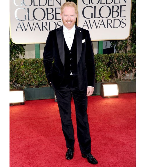 2. Trang phục xấu nhất: Jesse Tyler Ferguson Ve áo của Jesse Tyler Ferguson giống như cái dây đeo quần bằng satin, rộng và kỳ quặc. Chiếc áo vest có vẻ có vẻ quá nhỏ, quá chật so với thân hình của anh. Cái nơ màu trắng không chỉ khiến cho anh ấy trông xấu hơn mà còn bị "chìm hẳn" khi kết hợp với chiếc áo sơ mi cùng màu.