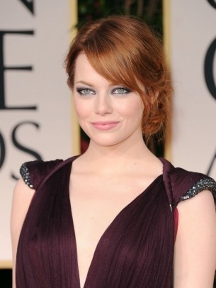 Kiểu tóc và trang điểm của Emma Stone đều trở nên mê hoặc.