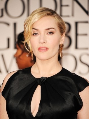 Kate Winslet với kiểu tóc búi cao tô điểm thêm vẻ sang trọng cho chiếc đầm màu đen.