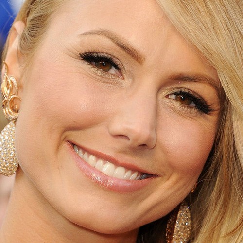 Nữ diễn viên Stacy Keibler chọn tông màu vàng kim loại để tỏa sáng trên thảm đỏ Oscar. Không cần đến eyeliner, cô chỉ gắn mi giả và chuốt mascara, sau đó hoàn thành với son môi màu nude - kiểu trang điểm nhẹ nhàng nhưng rất hoàn hảo.