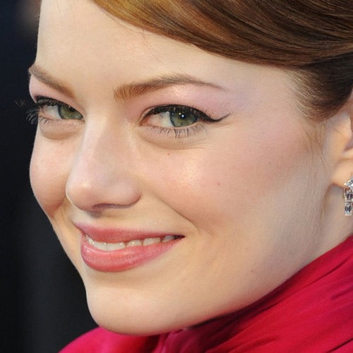 Vẫn là winged-eyeliner, nhưng Emma Stone chỉ vẽ một đường nhỏ và mỏng, trông cô rất sắc sảo