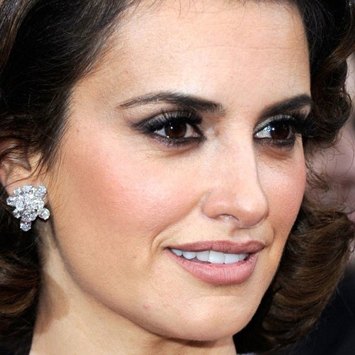 Dù trang điểm theo kiểu cổ điển (sử dụng toàn gam màu trầm), nhưng đôi mắt khói của Penelope Cruz thật sự quyến rũ, có thể hút hồn mọi ánh nhìn