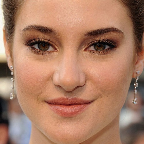 Shailene Woodley cũng chọn gam màu tối cho phấn mắt (nâu đậm). Cô tạo điểm nhấn cho đôi mắt bằng cách chải mascara đậm cho cả mí mắt trên và mí mắt dưới, nhưng đôi môi chỉ tô son màu cam nhạt