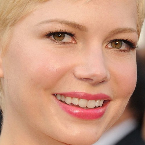 Michelle Williams tạo điểm nhấn cho đôi môi xinh với son môi màu hồng và thêm một chút son bóng. Phần mắt được cô trang điểm rất nhẹ nhàng, thậm chí không dùng đến phấn mắt