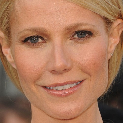 Gwyneth Paltrow bắt kịp cả hai xu hướng trang điểm - phấn nhũ và son bóng