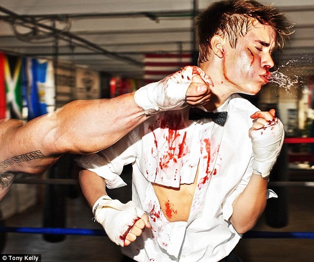 Trong loạt ảnh chụp mới đây cho tạp chí Complex số ra tháng 4, Justin Bieber đã làm các fan hâm mộ được phen choáng váng với hình ảnh máu me be bét rất đáng sợ. Anh vừa bị thương vừa bị chảy máu khi bị đánh trúng quai hàm