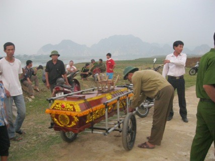 Nhiều người dân địa phương mang quan tài đến để khâm liệm cho thi thể