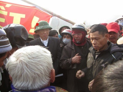 Ông Phạm Văn Đồng chủ tịch huyện Thanh Liêm đã ra đối thoại trực tiếp với người dân tại hiện trường