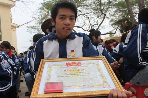 Học sinh Phạm Thanh Sơn được trao tặng huy hiệu tuổi trẻ dũng cảm