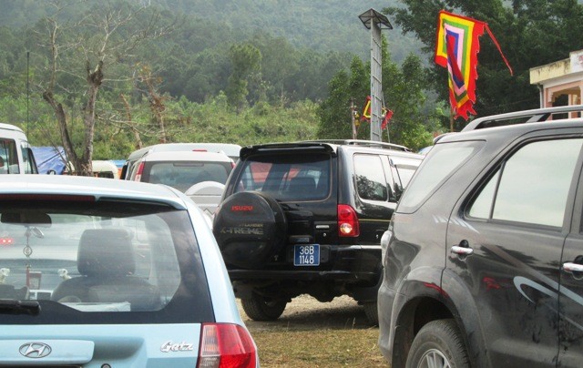 Nhiều xe công vẫn có mặt tại các chùa chiền để đi lễ đầu năm