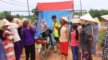 Hàng trăm hộ dân căng lều bạt cố thủ để phản đối trại lợn đóng trên địa bàn xã gây ô nhiễm