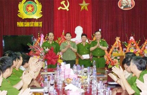 Lãnh đạo Công an tỉnh Thanh Hóa khen thưởng nóng ban chuyên án (nguồn ảnh: Công an Thanh Hóa)
