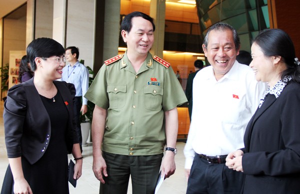 Bộ trưởng Công an Trần Đại Quang (thứ 2, bên trái), Chánh án TAND Trương Hòa Bình (thứ 2, bên phải) trao đổi bên lề Quốc hội. Ảnh Thanh Liêm
