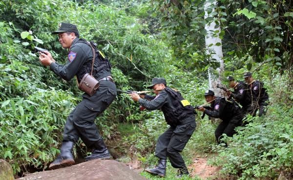 Cảnh sát cơ động Công an tỉnh Sơn La truy bắt đối tượng vận chuyển ma túy trên địa bàn huyện Vân Hồ (ảnh: Thanh Liêm)