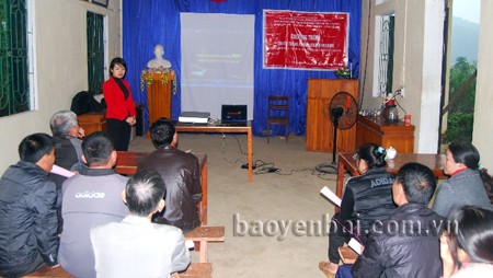 Cán bộ Trung tâm Y tế huyện Trấn Yên tuyên truyền cho người dân xã Nga Quán các biện pháp phòng, chống HIV/AIDS. (ảnh: Báo Yên Bái).