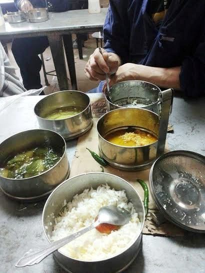Bữa cơm chan nước mắt của lao động Việt Nam tại Ả rập Saudi (ảnh: Nhân vật cung cấp).