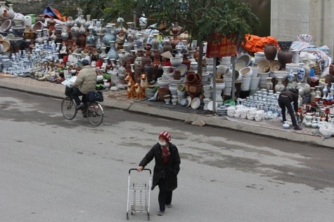 Người dân không còn cách nào khác, buộc phải băng ngang đường bất chấp nguy hiểm đến tính mạng (ảnh: Thụy Du).