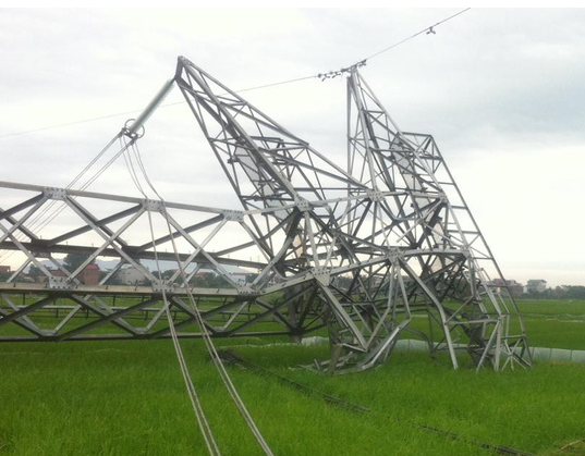 Đỉnh cột đường dây 500 KV tan nát. (ảnh: Anh Minh).