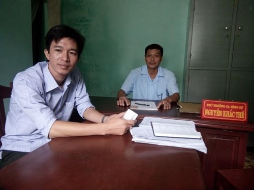 Ông Hà Ngọc Huy - Trưởng Công an xã Quảng Đông (áo trắng, bên trái) cho biết, hành vi của thầy Cầu chưa đến mức xử lý hình sự (ảnh: XUÂN DU).