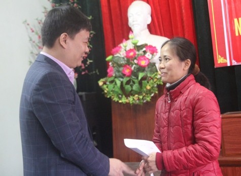 Ông Nguyễn Tiến Bình trao quà cho giáo viên có hoàn cảnh khó khăn vươn lên trong cuộc sống. Ảnh: Quốc Toản.