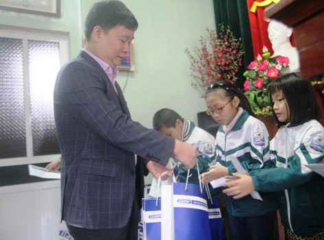 Tổng Biên Tập Nguyễn Tiến Bình trao quà cho học sinh có hoàn cảnh khó khăn, có nghị lực vươn lên trong học tập và cuộc sống.