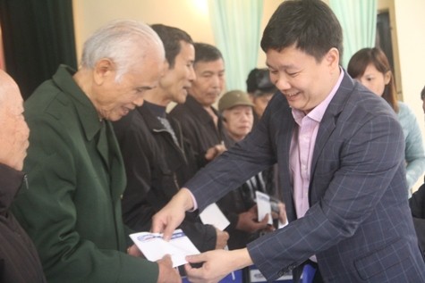 Sáng cùng ngày, ông Nguyễn Tiến Bình, đại diện nhà tài trợ cũng đã có mặt tại trụ sở phường Trường Thịnh để trao quà cho người có công, hộ gia đình có hoàn cảnh khó khăn. Ảnh: Quốc Toản.