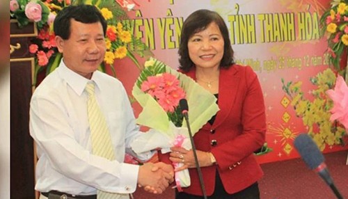 Bà Ngô Thị Hoa - Cựu Chủ tịch huyện Yên Định (áo đỏ, bên phải) bị kỷ luật cảnh cáo vì tuyển dụng sai nhiều lao động trong ngành giáo dục (ảnh đăng trên Báo Thanh tra Chính phủ).