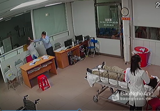 Cảnh bác sĩ Hoàng Thị Minh bị hành hung. Ảnh: Trích xuất camera bệnh viện. Ảnh cắt từ video.