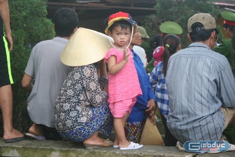 Một em nhỏ theo bố mẹ đến buổi đối thoại tại hội trường xã Quảng Phúc. Ảnh: Xuân Quang.