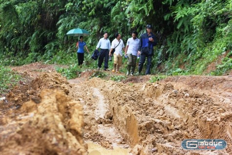 Vượt qua những con đường lầy lội sau mưa bão đến với học trò. ảnh: Quốc Toản.