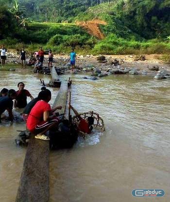 Mỗi khi nước lũ dâng cao, cầu tạm bị cuốn trôi, dân bản và giáo viên phải lội suối để sửa cầu. Ảnh tư liệu do giáo viên cung cấp.