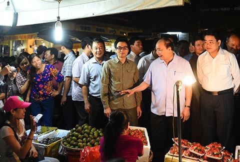 Thủ tướng Nguyễn Xuân Phúc thăm chợ đầu mối Long Biên, Hà Nội sáng 27/9/2016. Ảnh đăng trên Báo Điện tử Chính phủ.