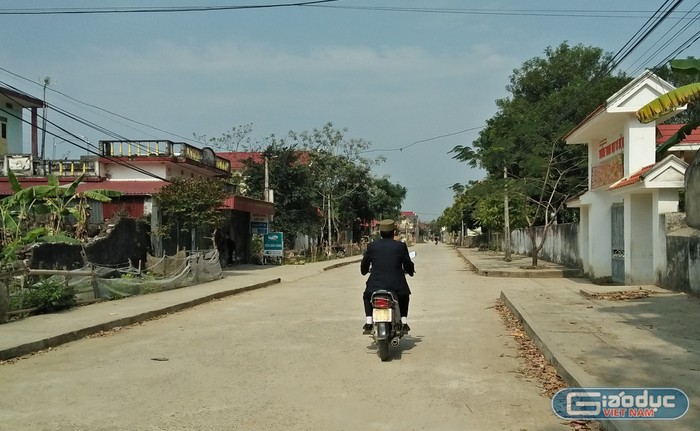 Sau khi hoàn thành sáp nhập thôn, xã Định Tiến đã phát huy tốt việc huy động nguồn lực trong nhân dân. Theo đó, chỉ trong một thời gian ngắn, xã đã huy động được gần 12 tỷ đồng từ nhân dân để hoàn thiện công trình xây dựng trường Mầm non, hệ thống cơ sở hạ tầng ở các thôn xóm... Ảnh: Quốc Toản.