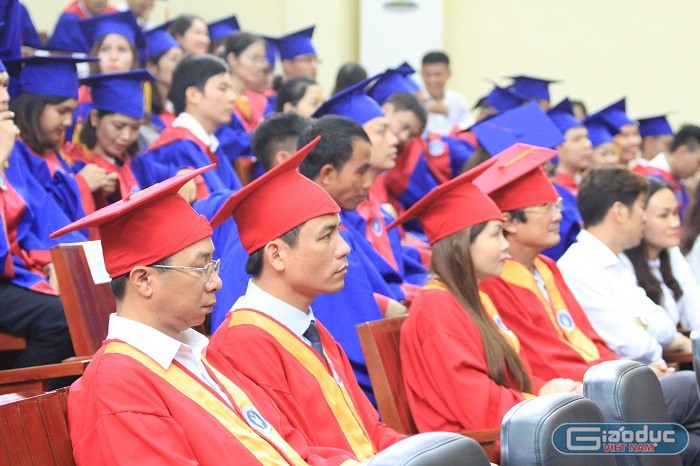 Trong số các tân thạc sĩ được nhận bằng tốt nghiệp, có 24 thạc sĩ là lưu học sinh nước ngoài. Đợt trao bằng tốt nghiệp này nâng tổng số thạc sĩ, tiến sĩ đủ điều kiện tốt nghiệp năm 2018 của Trường lên 408. Ảnh của Xuân Quang.