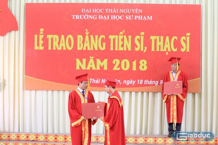 Tiến sĩ Lê Thảo Nguyên, nhận bằng tiến sĩ chuyên ngành Lý luận và lịch sử giáo dục. Tên đề tài luận án: Dạy học theo tiếp cận năng lực trong bồi dưỡng cán bộ quản lý ngành Thông tin và Truyền thông. Ảnh của Xuân Quang.