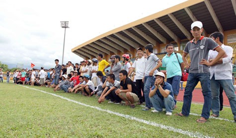 Hàng trăm CĐV vây quanh đường piste. Ảnh: Quang Minh