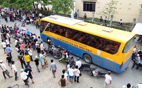 Tâm điểm chú ý của khán giả Nghệ An dồn vào chiếc xe bus của Hà Nội T&T. Ảnh: Quang Minh