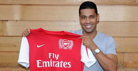 Andre Santos ra mắt Arsenal.