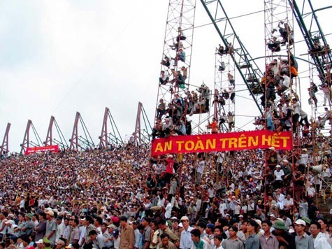 Khán giả đến sân trong một trận đấu giữa Nam Định và HAGL năm 2003 - Ảnh: Quang Minh