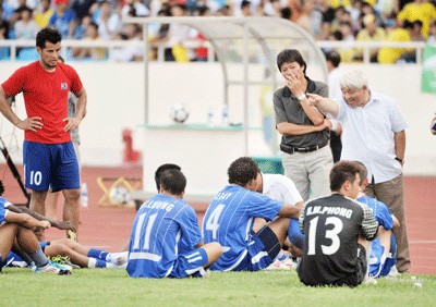 Bầu Kiên (bìa phải) sẽ chấp nhận thay đổi sau khi cú “quăng bom” ở lễ tổng kết mùa giải 2011?