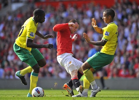 Rooney và Chicharito xoay sở khó khăn giữa các hậu vệ đội khách.