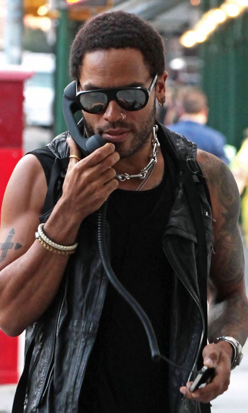 Ca sĩ, nhạc sĩ người Mỹ Lenny Kravitz với chiếc iPhone 4.