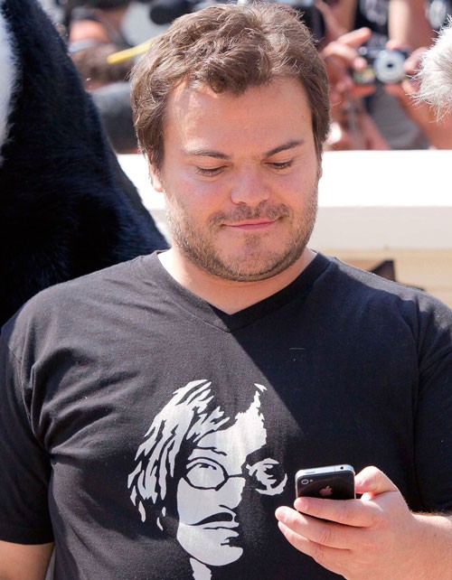 Jack Black đang nghịch iPhone.