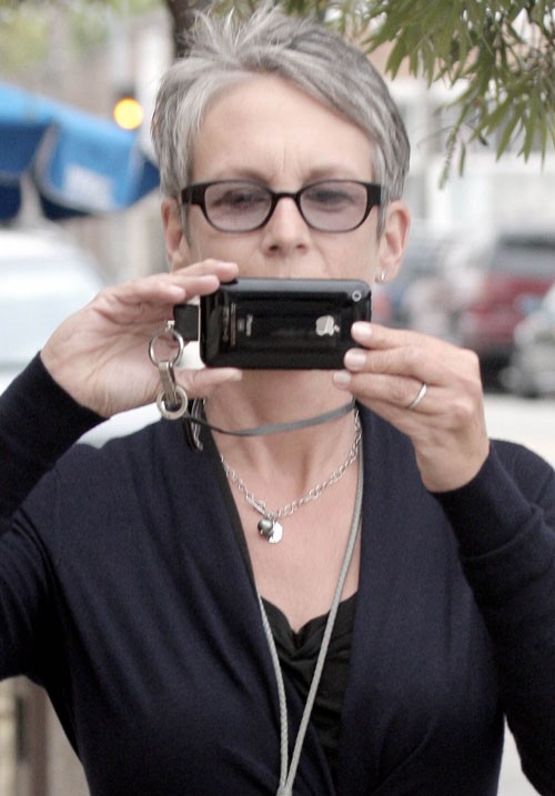 Diễn viên Mỹ Jamie Lee Curtis chụp ảnh bằng iPhone.