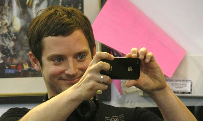 “Chúa nhẫn” Elijah Wood cũng dùng iPhone.