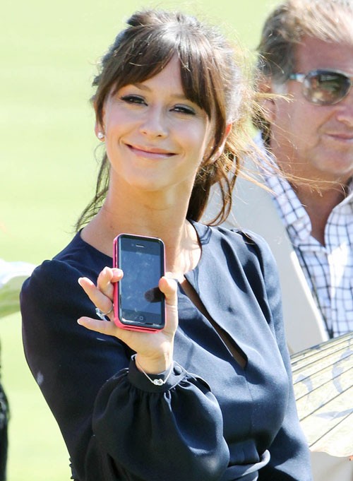 Jennifer Love Hewitt làm điệu với chiếc iPhone đỏ.